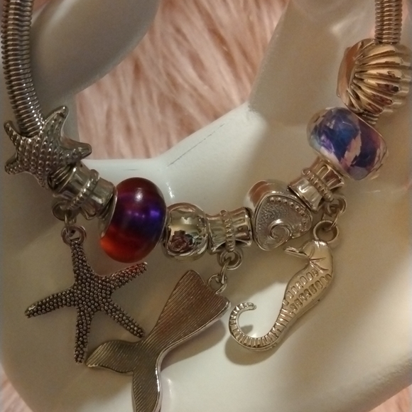 NEW! By the sea charm bracelet in Silvertone! - Picture 4 of 4